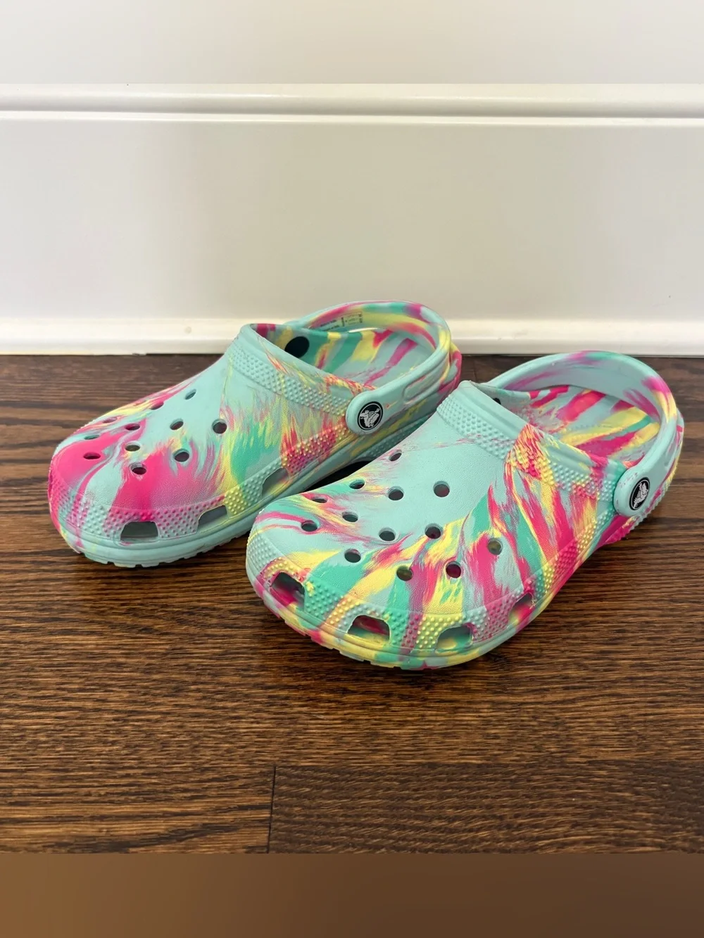 CROCS Kids Aquamarine Multicolor Sandals sz 4